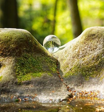 Il grounding o earthing: connettersi alla Terra per ridurre l’infiammazione